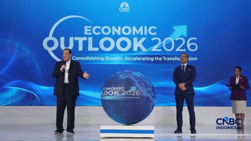 Chairman & Founder CT Corp Chairul Tanjung bersama CEO CNBC Indonesia Wahyu Daniel saat meresmikan pergantian logo CNBC Indonesia di sela acara Economic Outlook 2026 bertema &ldquo;Consolidating Growth, Accelerating the Transformation&rdquo; di Hotel Indonesia Kempinski, Jakarta, Selasa (10/2/2026). (CNBC Indonesia/Faisal Rahman)