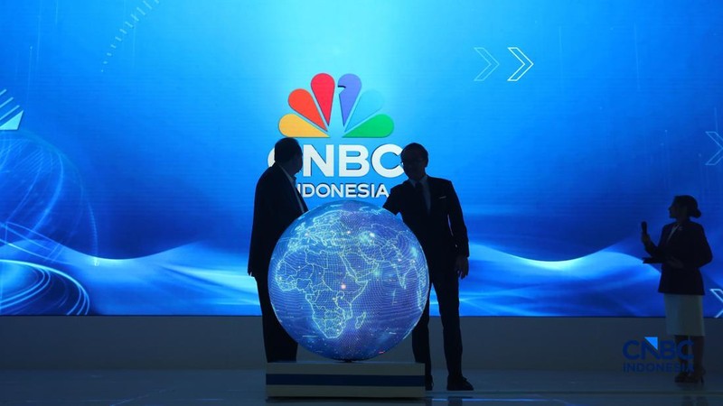 Chairman & Founder CT Corp Chairul Tanjung bersama CEO CNBC Indonesia Wahyu Daniel saat meresmikan pergantian logo CNBC Indonesia di sela acara Economic Outlook 2026 bertema &ldquo;Consolidating Growth, Accelerating the Transformation&rdquo; di Hotel Indonesia Kempinski, Jakarta, Selasa (10/2/2026). (CNBC Indonesia/Faisal Rahman)