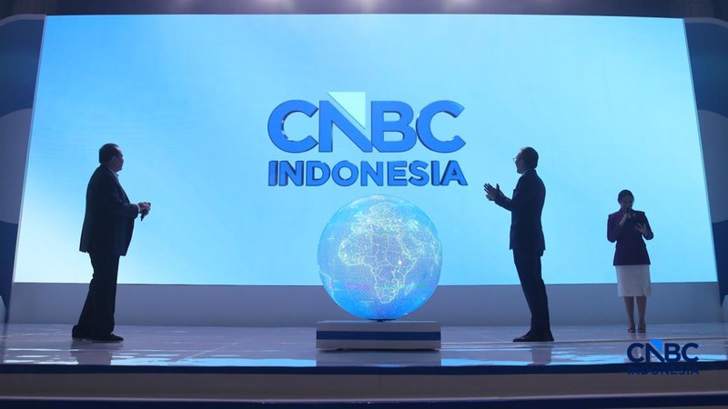 Chairman & Founder CT Corp Chairul Tanjung bersama CEO CNBC Indonesia Wahyu Daniel saat meresmikan pergantian logo CNBC Indonesia di sela acara Economic Outlook 2026 bertema &ldquo;Consolidating Growth, Accelerating the Transformation&rdquo; di Hotel Indonesia Kempinski, Jakarta, Selasa (10/2/2026). (CNBC Indonesia/Faisal Rahman)
