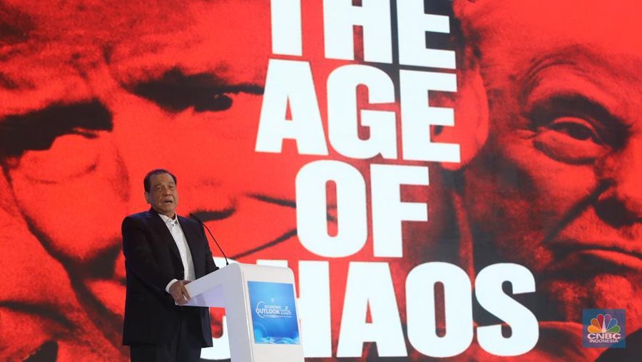 Chairman & Founder CT Corp, Chairul Tanjung saat menyampaikan sambutan dalam acara Economic Outlook 2026 dengan tema "Consolidating Growth, Accelerating the Transformation" di Hotel Indonesia Kempinski, Jakarta, Selasa (10/2/2026). (CNBC Indonesia/Faisal Rahman)