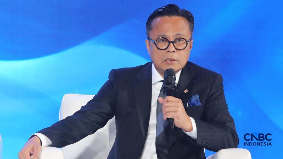 Chief Operating Officer (COO) Badan Pengelola Investasi (BPI) Danantara, Dony Oskaria saat menyampaikan paparan dalam acara Economic Outlook 2026 bertema “Consolidating Growth, Accelerating the Transformation” di Hotel Indonesia Kempinski, Jakart