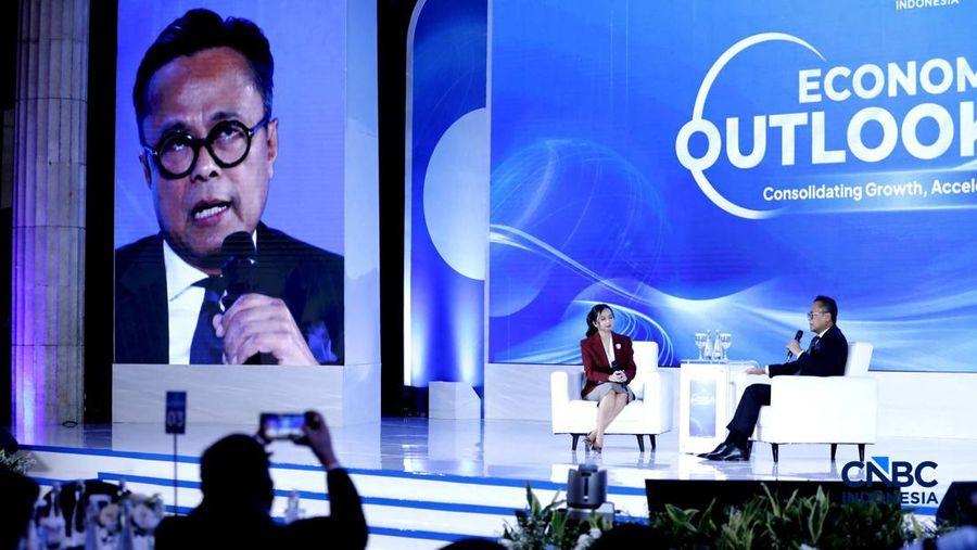 Chief Operating Officer (COO) Badan Pengelola Investasi (BPI) Danantara, Dony Oskaria saat menyampaikan paparan dalam acara Economic Outlook 2026 bertema &ldquo;Consolidating Growth, Accelerating the Transformation&rdquo; di Hotel Indonesia Kempinski, Jakarta, Selasa (10/2/2026). (CNBC Indonesia/Tri Susilo)