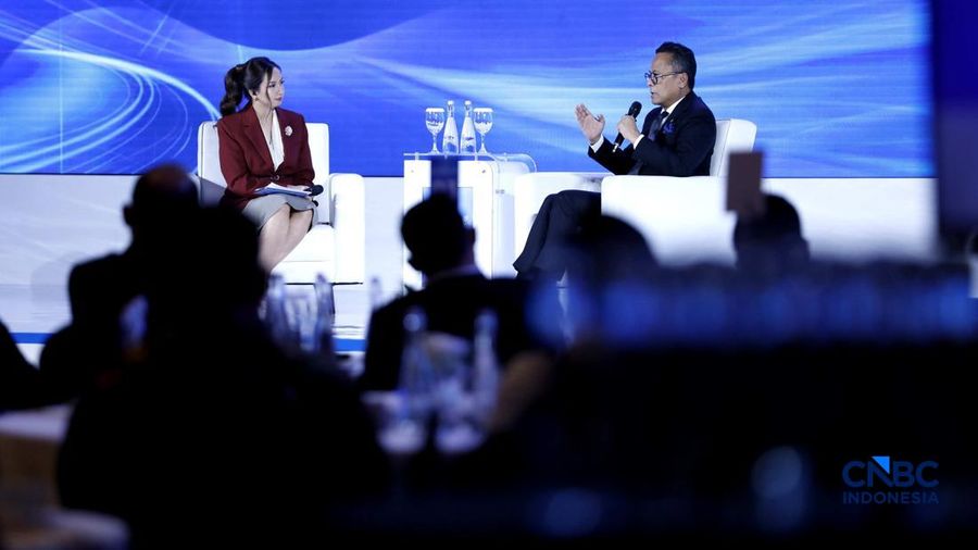 Chief Operating Officer (COO) Badan Pengelola Investasi (BPI) Danantara, Dony Oskaria saat menyampaikan paparan dalam acara Economic Outlook 2026 bertema &ldquo;Consolidating Growth, Accelerating the Transformation&rdquo; di Hotel Indonesia Kempinski, Jakarta, Selasa (10/2/2026). (CNBC Indonesia/Tri Susilo)