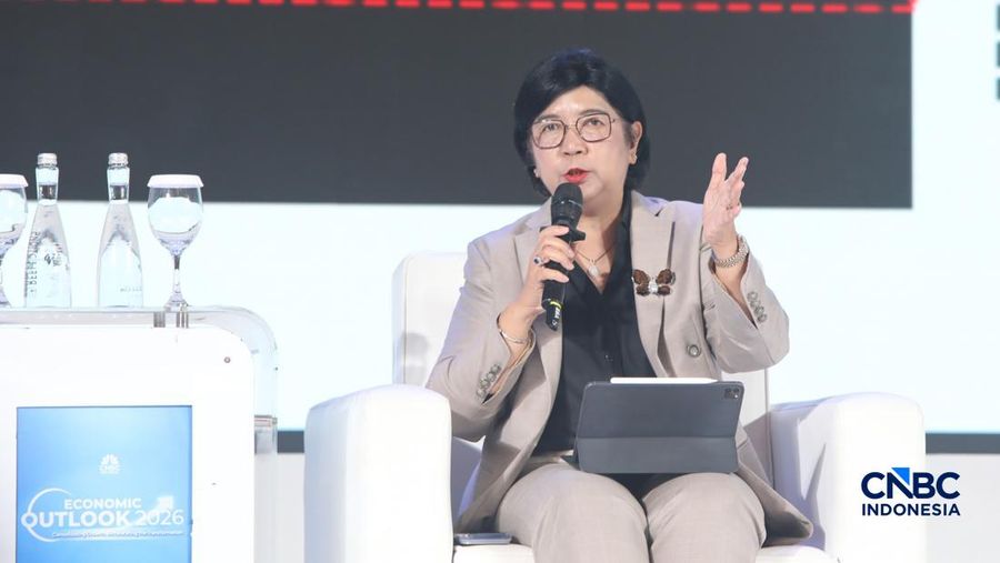 Deputi Gubernur Senior Bank Indonesia (BI), Destry Damayanti saat menyampaikan paparan dalam acara Economic Outlook 2026 bertema &ldquo;Consolidating Growth, Accelerating the Transformation&rdquo; di Hotel Indonesia Kempinski, Jakarta, Selasa (10/2/2026). (CNBC Indonesia/Faisal Rahman)