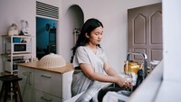 Masak di Dapur Tiap Hari? Ini Cara Pilih Sabun Cuci Piring Biar Bau Amis Hilang