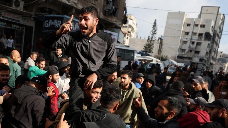 SENSITIVE MATERIAL. THIS IMAGE MAY OFFEND OR DISTURB    Mourners carry the bodies of Palestinians, who, according to medics, were killed by an Israeli strike on Monday, during their funeral, in Gaza City, February 10, 2026. REUTERS/Dawoud Abu Alkas