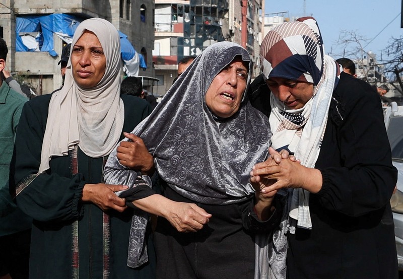 SENSITIVE MATERIAL. THIS IMAGE MAY OFFEND OR DISTURB    Mourners carry the bodies of Palestinians, who, according to medics, were killed by an Israeli strike on Monday, during their funeral, in Gaza City, February 10, 2026. REUTERS/Dawoud Abu Alkas
