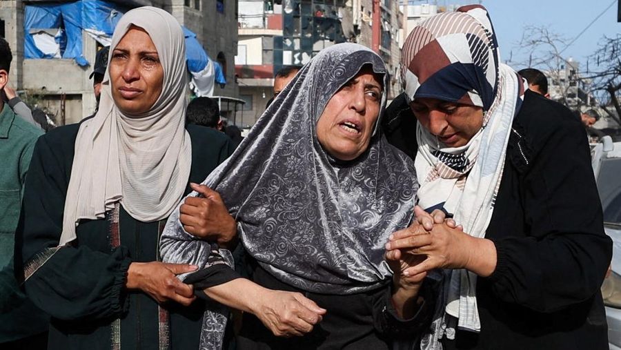 SENSITIVE MATERIAL. THIS IMAGE MAY OFFEND OR DISTURB    Mourners carry the bodies of Palestinians, who, according to medics, were killed by an Israeli strike on Monday, during their funeral, in Gaza City, February 10, 2026. REUTERS/Dawoud Abu Alkas