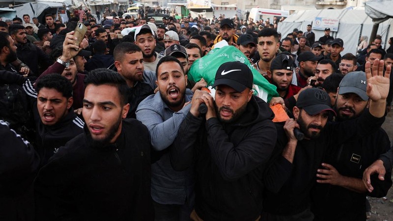 SENSITIVE MATERIAL. THIS IMAGE MAY OFFEND OR DISTURB    Mourners carry the bodies of Palestinians, who, according to medics, were killed by an Israeli strike on Monday, during their funeral, in Gaza City, February 10, 2026. REUTERS/Dawoud Abu Alkas
