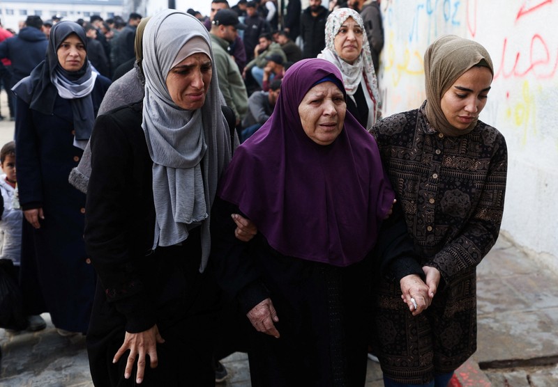 SENSITIVE MATERIAL. THIS IMAGE MAY OFFEND OR DISTURB    Mourners carry the bodies of Palestinians, who, according to medics, were killed by an Israeli strike on Monday, during their funeral, in Gaza City, February 10, 2026. REUTERS/Dawoud Abu Alkas
