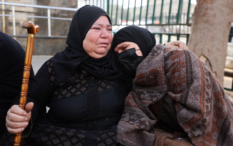 SENSITIVE MATERIAL. THIS IMAGE MAY OFFEND OR DISTURB    Mourners carry the bodies of Palestinians, who, according to medics, were killed by an Israeli strike on Monday, during their funeral, in Gaza City, February 10, 2026. REUTERS/Dawoud Abu Alkas