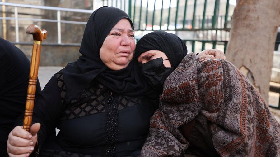 SENSITIVE MATERIAL. THIS IMAGE MAY OFFEND OR DISTURB    Mourners carry the bodies of Palestinians, who, according to medics, were killed by an Israeli strike on Monday, during their funeral, in Gaza City, February 10, 2026. REUTERS/Dawoud Abu Alkas