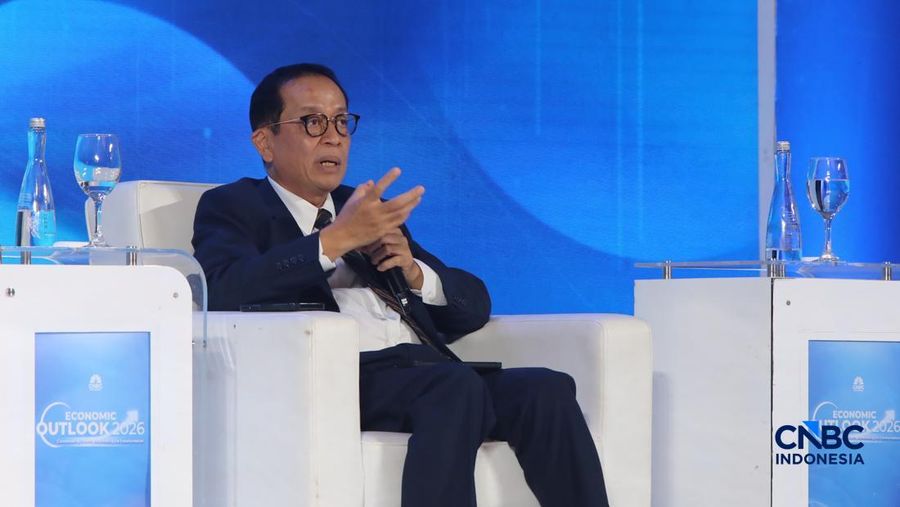Kepala Eksekutif Pengawas Perbankan merangkap Anggota Dewan Komisioner Otoritas Jasa Keuangan (OJK), Dian Ediana Rae saat menyampaikan paparan dalam acara Economic Outlook 2026 bertema &ldquo;Consolidating Growth, Accelerating the Transformation&rdquo; di Hotel Indonesia Kempinski, Jakarta, Selasa (10/2/2026). (CNBC Indonesia/Faisal Rahman)