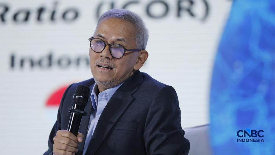 Ketua Dewan Komisioner Lembaga Penjamin Simpanan (LPS), Anggito Abimanyu saat menyampaikan paparan dalam acara Economic Outlook 2026 bertema &ldquo;Consolidating Growth, Accelerating the Transformation&rdquo; di Hotel Indonesia Kempinski, Jakarta, Selasa (10/2/2026). (CNBC Indonesia/Tri Susilo)