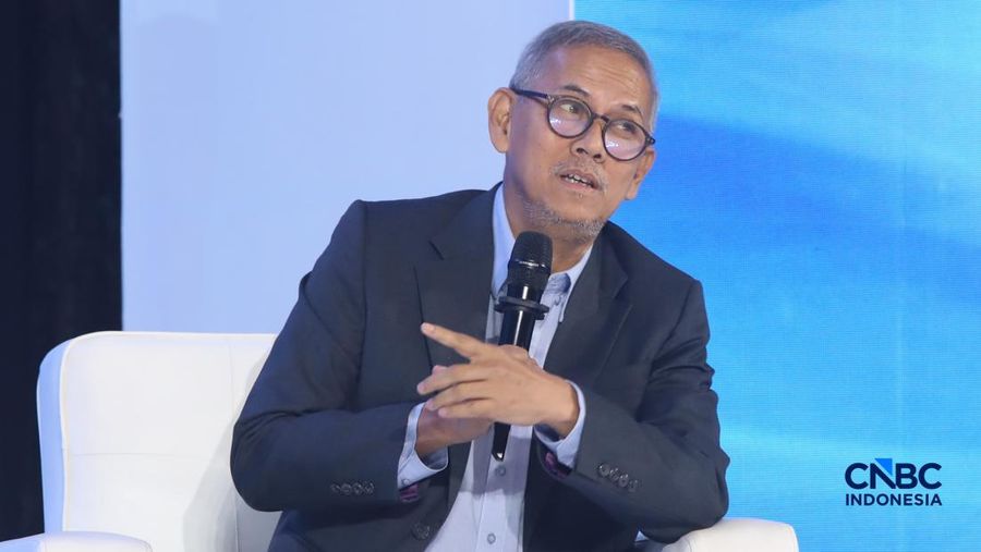 Ketua Dewan Komisioner Lembaga Penjamin Simpanan (LPS), Anggito Abimanyu saat menyampaikan paparan dalam acara Economic Outlook 2026 bertema &ldquo;Consolidating Growth, Accelerating the Transformation&rdquo; di Hotel Indonesia Kempinski, Jakarta, Selasa (10/2/2026). (CNBC Indonesia/Faisal Rahman)
