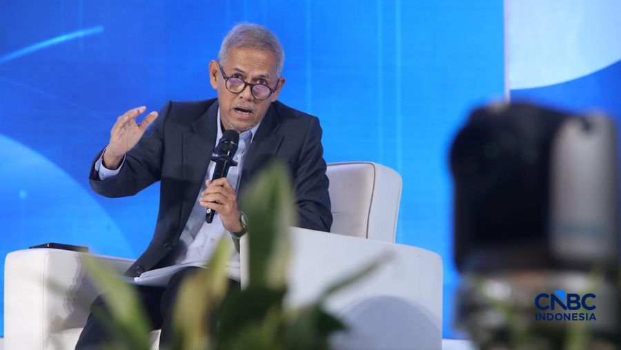 Ketua Dewan Komisioner Lembaga Penjamin Simpanan (LPS), Anggito Abimanyu saat menyampaikan paparan dalam acara Economic Outlook 2026 bertema &ldquo;Consolidating Growth, Accelerating the Transformation&rdquo; di Hotel Indonesia Kempinski, Jakarta, Selasa (10/2/2026). (CNBC Indonesia/Faisal Rahman)