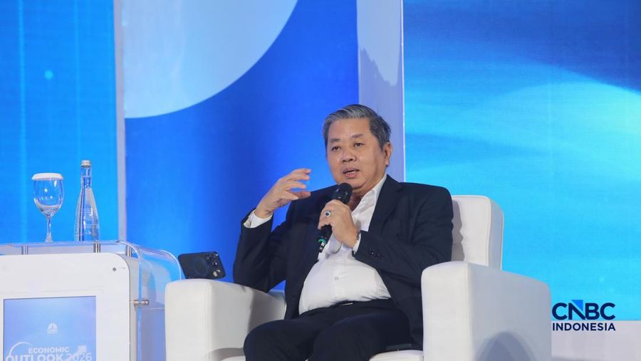 Ketua Umum Gapmmi, Adhi S. Lukman saat menyampaikan paparan dalam acara Economic Outlook 2026 bertema &ldquo;Consolidating Growth, Accelerating the Transformation&rdquo; di Hotel Indonesia Kempinski, Jakarta, Selasa (10/2/2026). (CNBC Indonesia/Faisal Rahman)