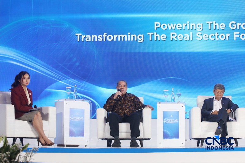 Suasana Diskusi panel sesi kedua dalam acara Economic Outlook 2026 dengan tema