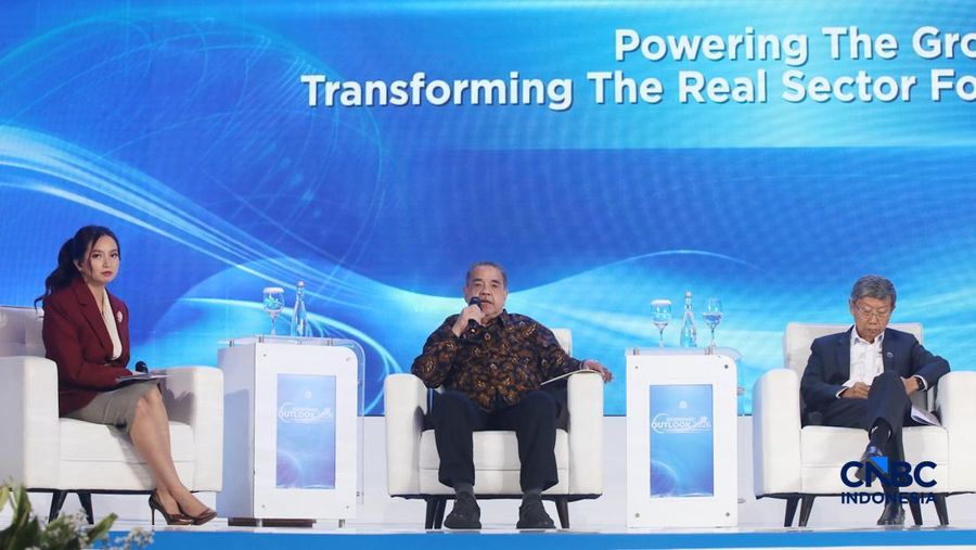 Suasana Diskusi panel sesi kedua dalam acara Economic Outlook 2026 dengan tema 