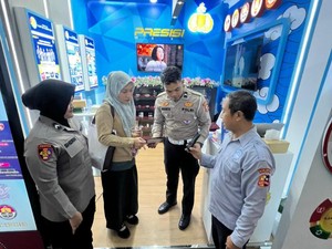 Korlantas Polri Tampilkan ETLE Mobile Handheld di Pameran Kampung Hukum 2026