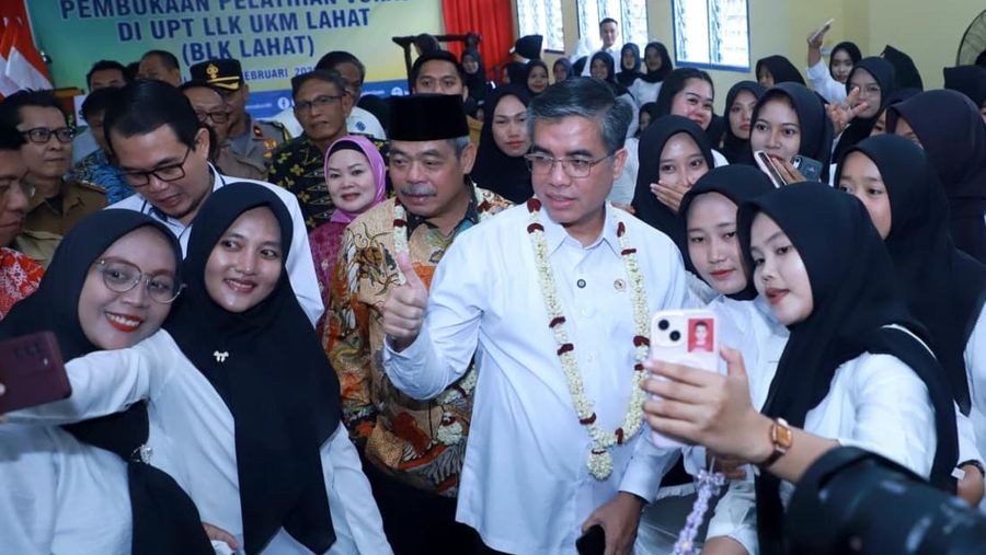 Menaker Yassierli saat membuka pelatihan berbasis kompetensi (PBK) di BLK Lahat, Lahat, Senin (9/2/2026). (Dok. Biro Humas Kemnaker)