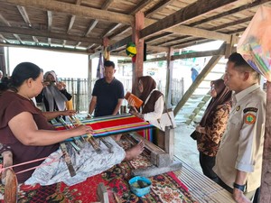 Peneliti Unhas Dampingi Penenun Perkuat Industri Sutera Tradisional Bone