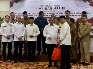 Kunjungi Aceh, Pimpinan MPR Salurkan 30 Ribu Paket Sembako dan Ibadah