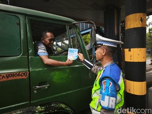 Polisi Tertibkan Pengguna Tol di Hari ke-9 Operasi Keselamatan Semeru