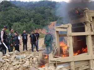 Gerebek Lokasi Tambang Emas Ilegal di Pidie, Polisi Bakar Alat Ayakan