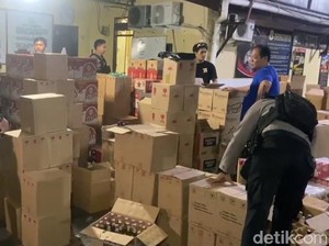Polisi Sita Ribuan Botol Miras Saat Razia Toko di Makassar Jelang Ramadan