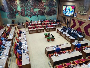 Komisi X DPR Rapat dengan Rektor UI hingga UGM, Bahas Apa?