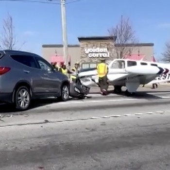 Potret Pesawat Mendarat Darurat di Jalan Raya, Tabrak Sejumlah Mobil