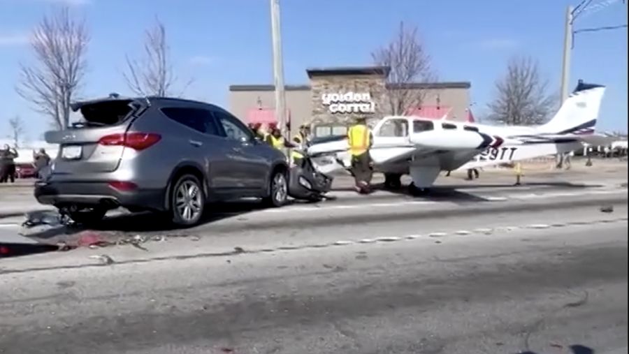 Sebuah pesawat kecil melakukan pendaratan darurat di jalan raya di Gainesville, Georgia, Amerika Serikat, pada Senin (9/2/2026). (Tangkapan Layar Video Reuters/KENDRICK GLOVER)