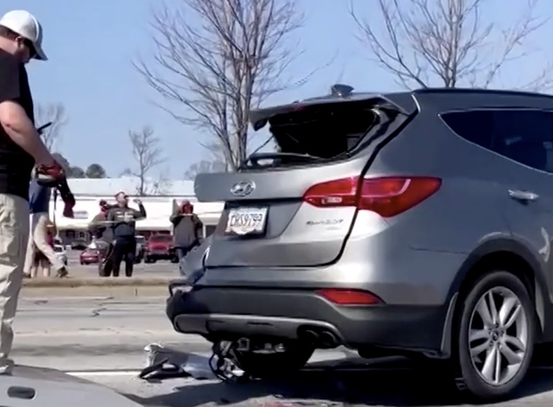 Sebuah pesawat kecil melakukan pendaratan darurat di jalan raya di Gainesville, Georgia, Amerika Serikat, pada Senin (9/2/2026). (Tangkapan Layar Video Reuters/KENDRICK GLOVER)