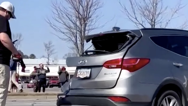 Sebuah pesawat kecil melakukan pendaratan darurat di jalan raya di Gainesville, Georgia, Amerika Serikat, pada Senin (9/2/2026). (Tangkapan Layar Video Reuters/KENDRICK GLOVER)