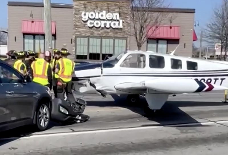 Sebuah pesawat kecil melakukan pendaratan darurat di jalan raya di Gainesville, Georgia, Amerika Serikat, pada Senin (9/2/2026). (Tangkapan Layar Video Reuters/KENDRICK GLOVER)
