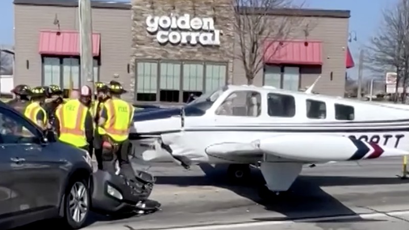Sebuah pesawat kecil melakukan pendaratan darurat di jalan raya di Gainesville, Georgia, Amerika Serikat, pada Senin (9/2/2026). (Tangkapan Layar Video Reuters/KENDRICK GLOVER)