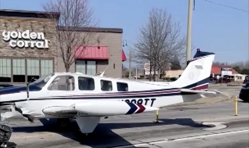 Sebuah pesawat kecil melakukan pendaratan darurat di jalan raya di Gainesville, Georgia, Amerika Serikat, pada Senin (9/2/2026). (Tangkapan Layar Video Reuters/KENDRICK GLOVER)