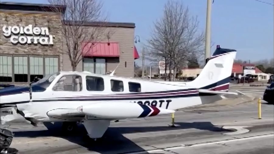 Sebuah pesawat kecil melakukan pendaratan darurat di jalan raya di Gainesville, Georgia, Amerika Serikat, pada Senin (9/2/2026). (Tangkapan Layar Video Reuters/KENDRICK GLOVER)