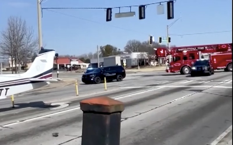 Sebuah pesawat kecil melakukan pendaratan darurat di jalan raya di Gainesville, Georgia, Amerika Serikat, pada Senin (9/2/2026). (Tangkapan Layar Video Reuters/KENDRICK GLOVER)