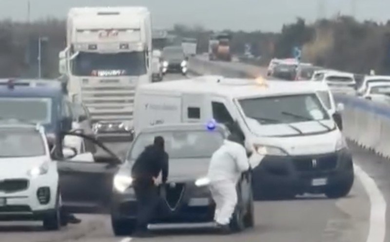 Sebuah video beredar saat sekelompok penyerang bersenjata menyergap sebuah kendaraan pengangkut uang tunai lapis baja di siang hari bolong di jalan raya yang menghubungkan Lecce dan Brindisi, Italia selatan. (Tangkapan Layar Instagram/claudiostefanazzi)