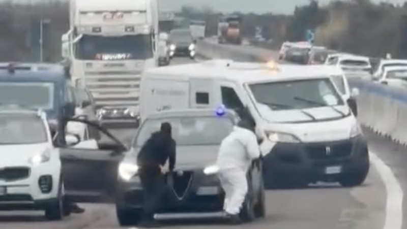 Sebuah video beredar saat sekelompok penyerang bersenjata menyergap sebuah kendaraan pengangkut uang tunai lapis baja di siang hari bolong di jalan raya yang menghubungkan Lecce dan Brindisi, Italia selatan. (Tangkapan Layar Instagram/claudiostefanazzi)