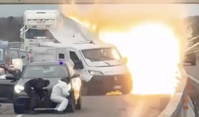 Sebuah video beredar saat sekelompok penyerang bersenjata menyergap sebuah kendaraan pengangkut uang tunai lapis baja di siang hari bolong di jalan raya yang menghubungkan Lecce dan Brindisi, Italia selatan. (Tangkapan Layar Instagram/claudiostefanazzi)
