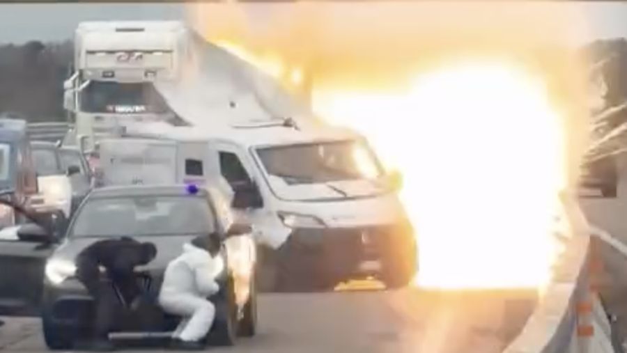 Sebuah video beredar saat sekelompok penyerang bersenjata menyergap sebuah kendaraan pengangkut uang tunai lapis baja di siang hari bolong di jalan raya yang menghubungkan Lecce dan Brindisi, Italia selatan. (Tangkapan Layar Instagram/claudiostefanazzi)