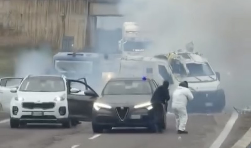 Sebuah video beredar saat sekelompok penyerang bersenjata menyergap sebuah kendaraan pengangkut uang tunai lapis baja di siang hari bolong di jalan raya yang menghubungkan Lecce dan Brindisi, Italia selatan. (Tangkapan Layar Instagram/claudiostefanazzi)