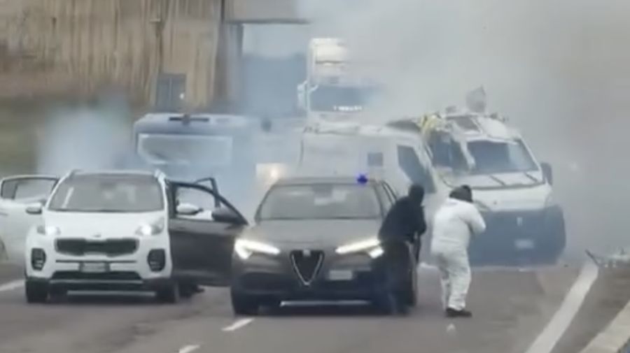 Sebuah video beredar saat sekelompok penyerang bersenjata menyergap sebuah kendaraan pengangkut uang tunai lapis baja di siang hari bolong di jalan raya yang menghubungkan Lecce dan Brindisi, Italia selatan. (Tangkapan Layar Instagram/claudiostefanazzi)
