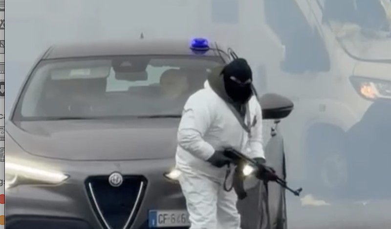 Sebuah video beredar saat sekelompok penyerang bersenjata menyergap sebuah kendaraan pengangkut uang tunai lapis baja di siang hari bolong di jalan raya yang menghubungkan Lecce dan Brindisi, Italia selatan. (Tangkapan Layar Instagram/claudiostefanazzi)