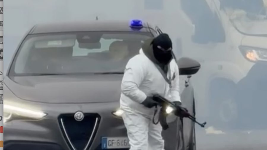 Sebuah video beredar saat sekelompok penyerang bersenjata menyergap sebuah kendaraan pengangkut uang tunai lapis baja di siang hari bolong di jalan raya yang menghubungkan Lecce dan Brindisi, Italia selatan. (Tangkapan Layar Instagram/claudiostefanazzi)