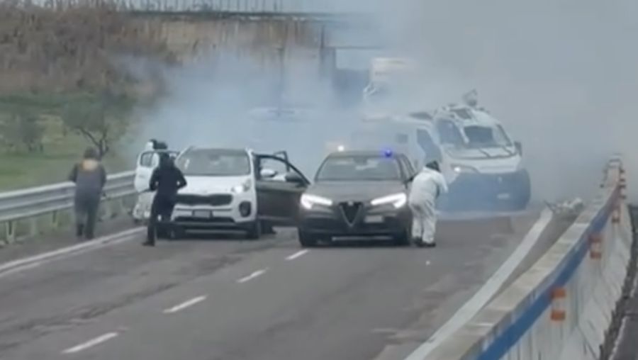Sebuah video beredar saat sekelompok penyerang bersenjata menyergap sebuah kendaraan pengangkut uang tunai lapis baja di siang hari bolong di jalan raya yang menghubungkan Lecce dan Brindisi, Italia selatan. (Tangkapan Layar Instagram/claudiostefanazzi)