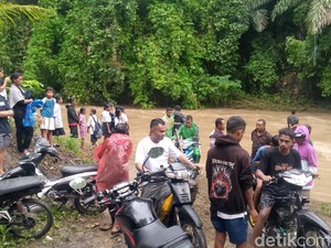 Banjir Terjang Jalan di Sikka, Guru dan Siswa Sulit Menyeberang